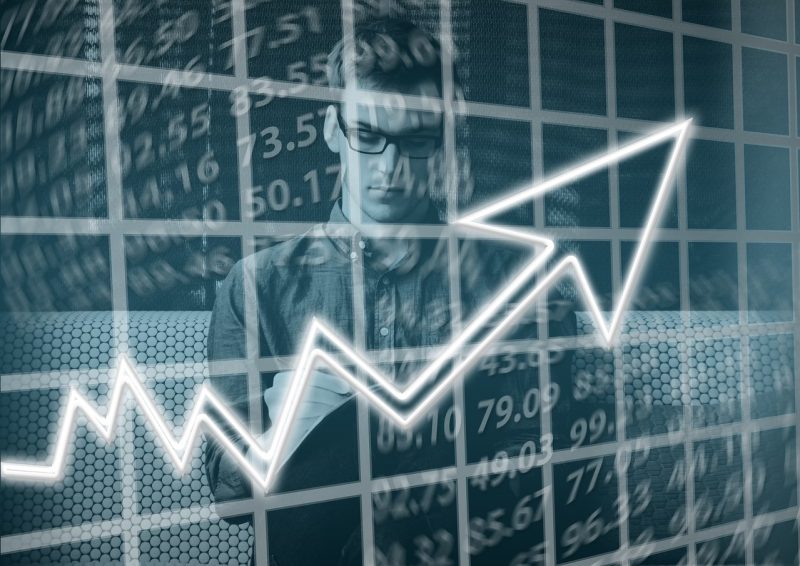 Zzp'er bekijkt financiële documenten aan bureau voor pensioenplanning