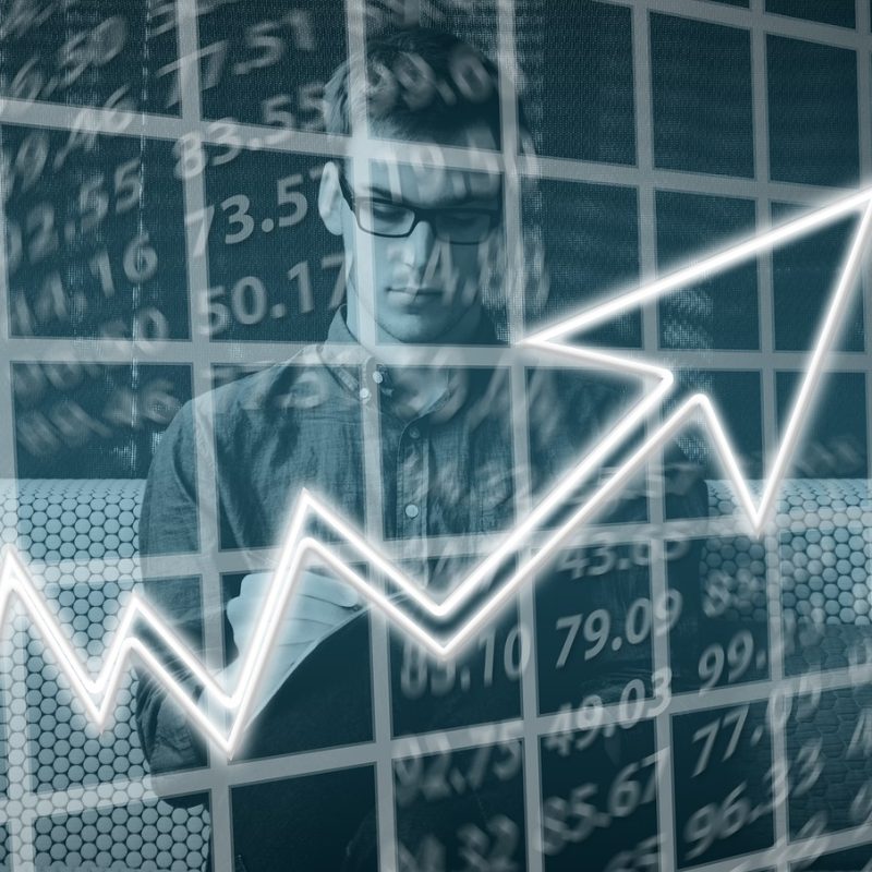 Zzp'er bekijkt financiële documenten aan bureau voor pensioenplanning