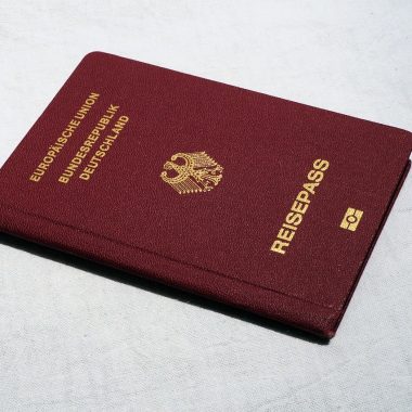 Paspoort en bankpassen op een tafel, klaar voor een reis naar het buitenland