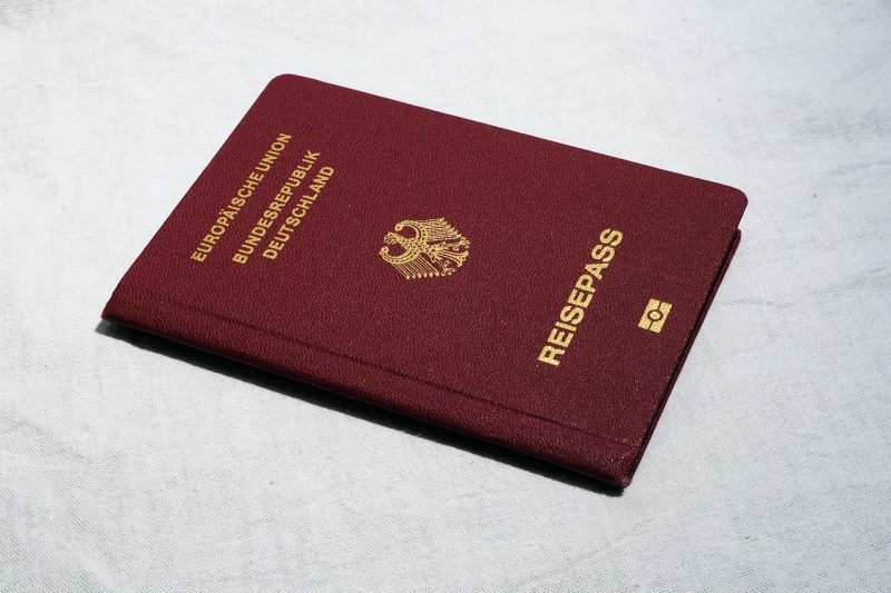 Paspoort en bankpassen op een tafel, klaar voor een reis naar het buitenland