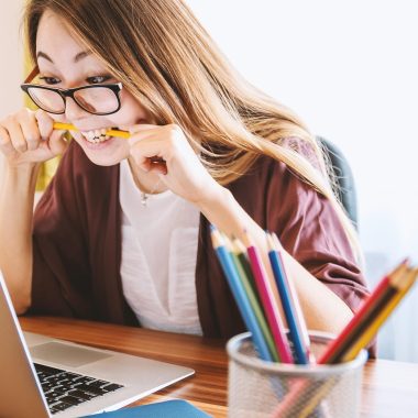 Persoon die een boete betaalt via een laptop met een officieel overheidsportaal op het scherm