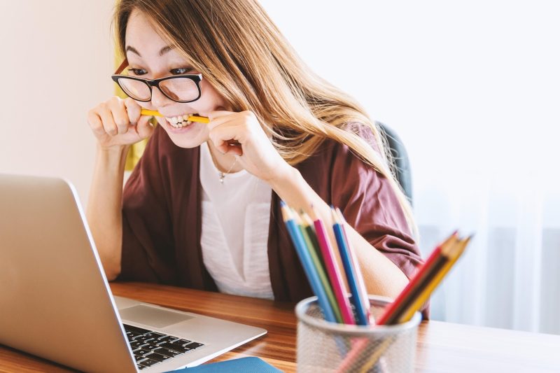 Persoon die een boete betaalt via een laptop met een officieel overheidsportaal op het scherm