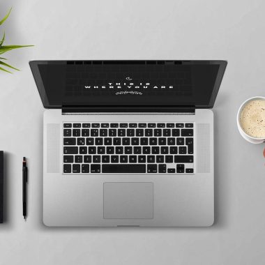 Persoon die achter een laptop thuis werkt aan digitale producten