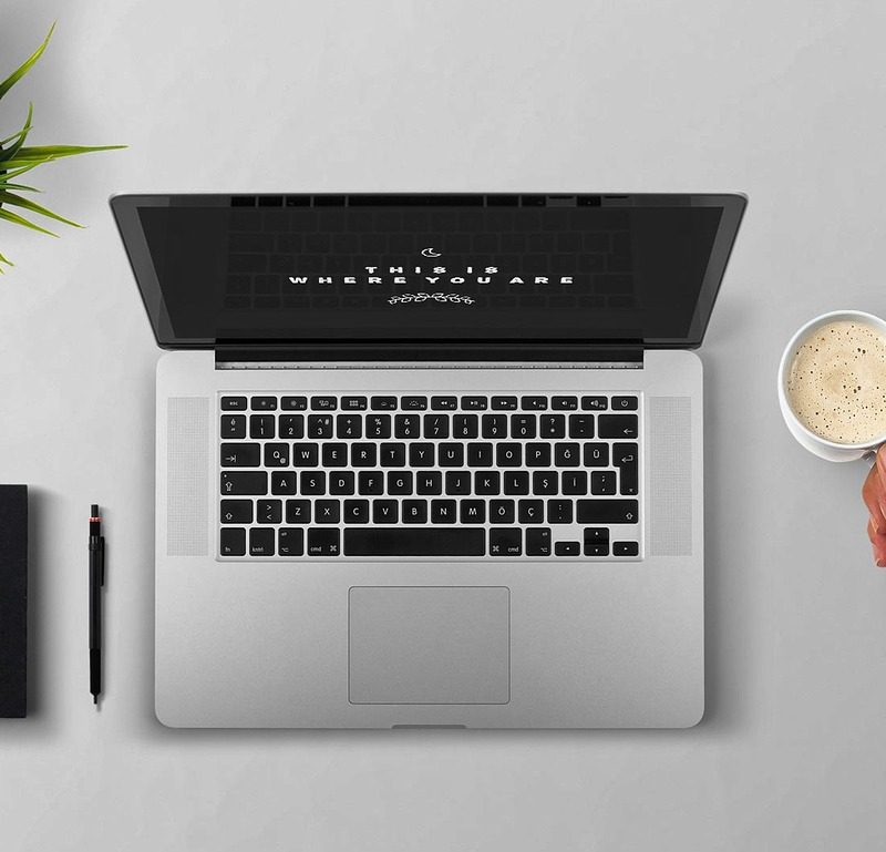 Persoon die achter een laptop thuis werkt aan digitale producten