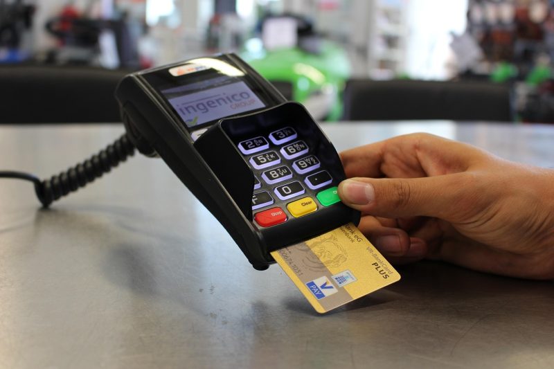 Persoon die biljetten invoert in een stortautomaat
