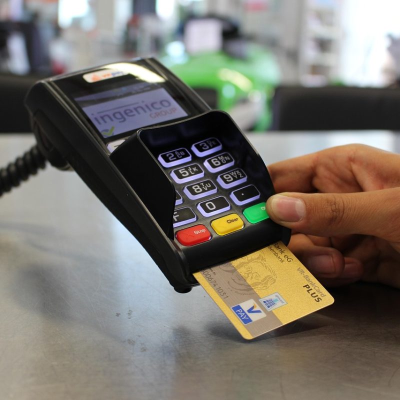 Persoon die biljetten invoert in een stortautomaat