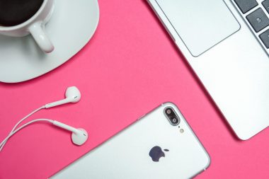 Ondernemer werkt aan laptop in een koffiezaak en bouwt aan financiële vrijheid