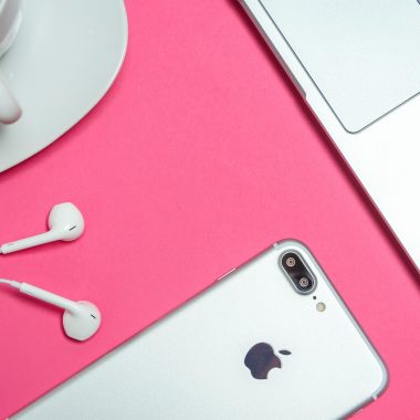 Ondernemer werkt aan laptop in een koffiezaak en bouwt aan financiële vrijheid