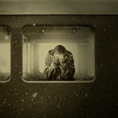 Reiziger wacht op perron bij vertraagde trein