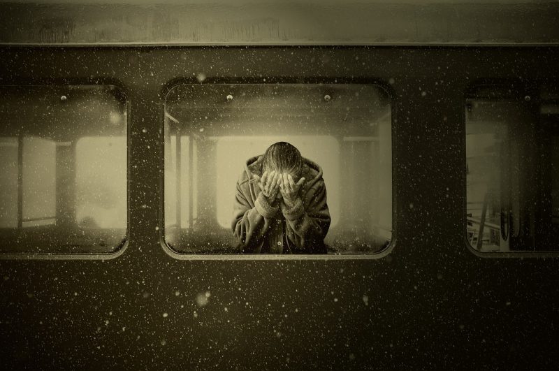 Reiziger wacht op perron bij vertraagde trein