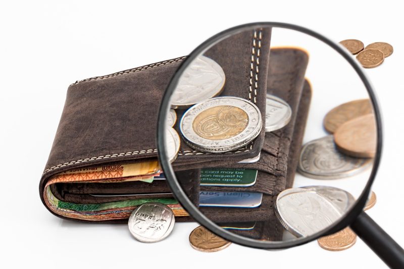 Meerdere prepaid betaalkaarten naast een portemonnee op een bureau, als hulpmiddel voor budgetteren