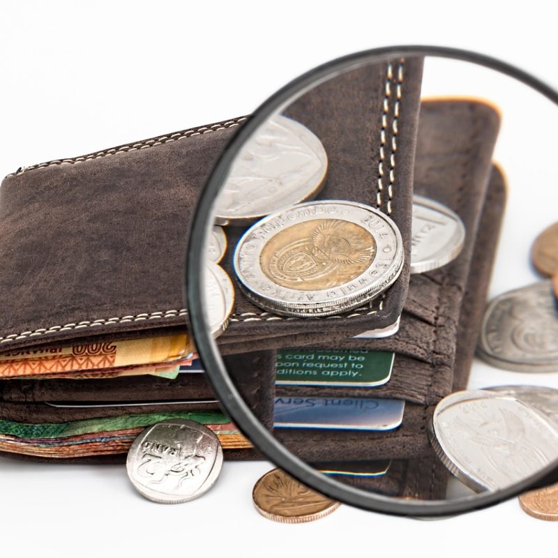Meerdere prepaid betaalkaarten naast een portemonnee op een bureau, als hulpmiddel voor budgetteren
