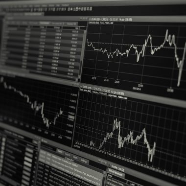 Particuliere belegger analyseert koersgrafiek op laptop om stop-loss niveaus te bepalen