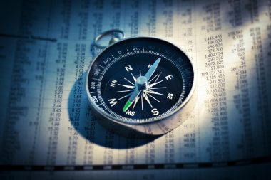 Financieel adviseur bespreekt beleggingsopties met een klant aan bureau