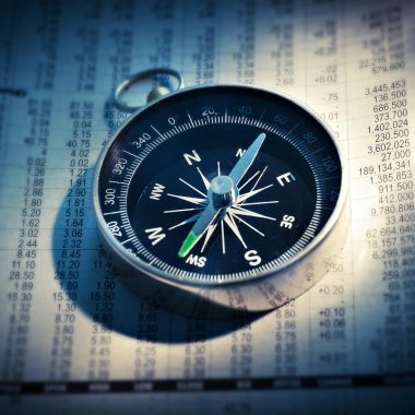 Financieel adviseur bespreekt beleggingsopties met een klant aan bureau