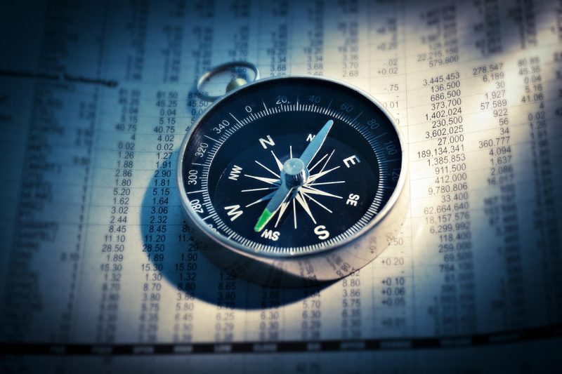 Financieel adviseur bespreekt beleggingsopties met een klant aan bureau