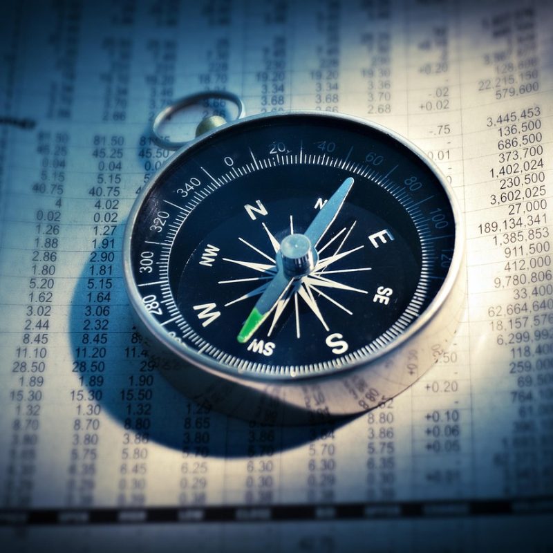 Financieel adviseur bespreekt beleggingsopties met een klant aan bureau