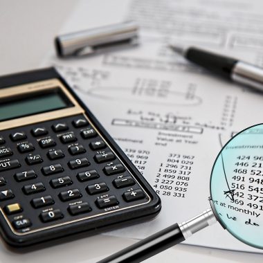 Vrouw die financiële documenten doorneemt om haar zorgtoeslag te berekenen