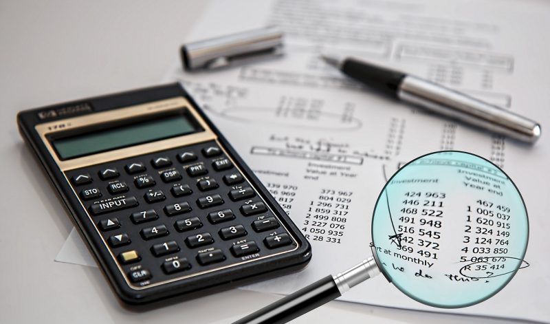 Vrouw die financiële documenten doorneemt om haar zorgtoeslag te berekenen