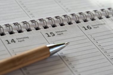 Een kalender met een datum omcirkeld als symbool voor pensioenplanning en AOW-leeftijd berekenen