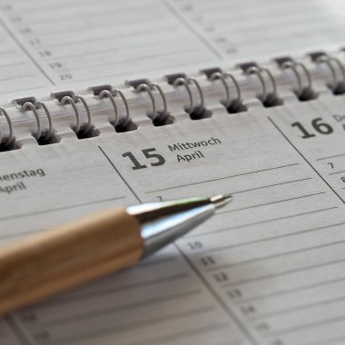 Een kalender met een datum omcirkeld als symbool voor pensioenplanning en AOW-leeftijd berekenen