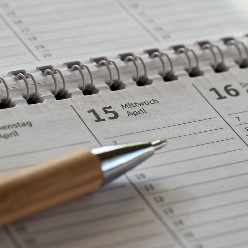 Een kalender met een datum omcirkeld als symbool voor pensioenplanning en AOW-leeftijd berekenen