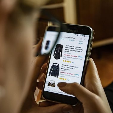 Persoon die een online aankoop afrekent met de betaaloptie 'koop nu, betaal later'