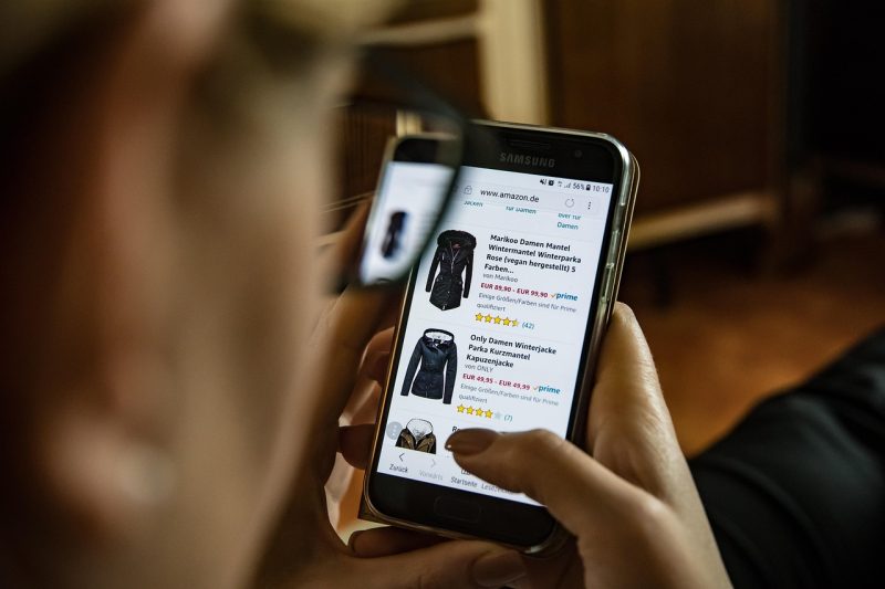 Persoon die een online aankoop afrekent met de betaaloptie 'koop nu, betaal later'