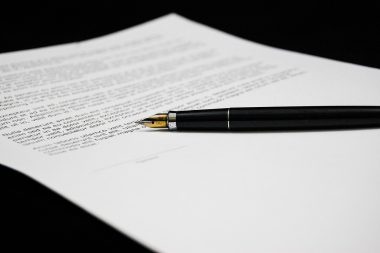 Ondernemer die financiële documenten en administratie doorneemt aan een bureau