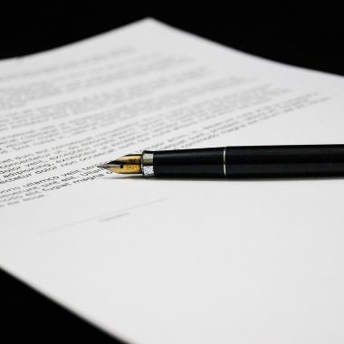 Ondernemer die financiële documenten en administratie doorneemt aan een bureau