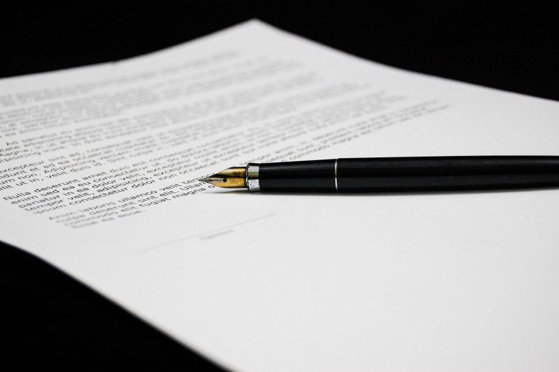 Ondernemer die financiële documenten en administratie doorneemt aan een bureau