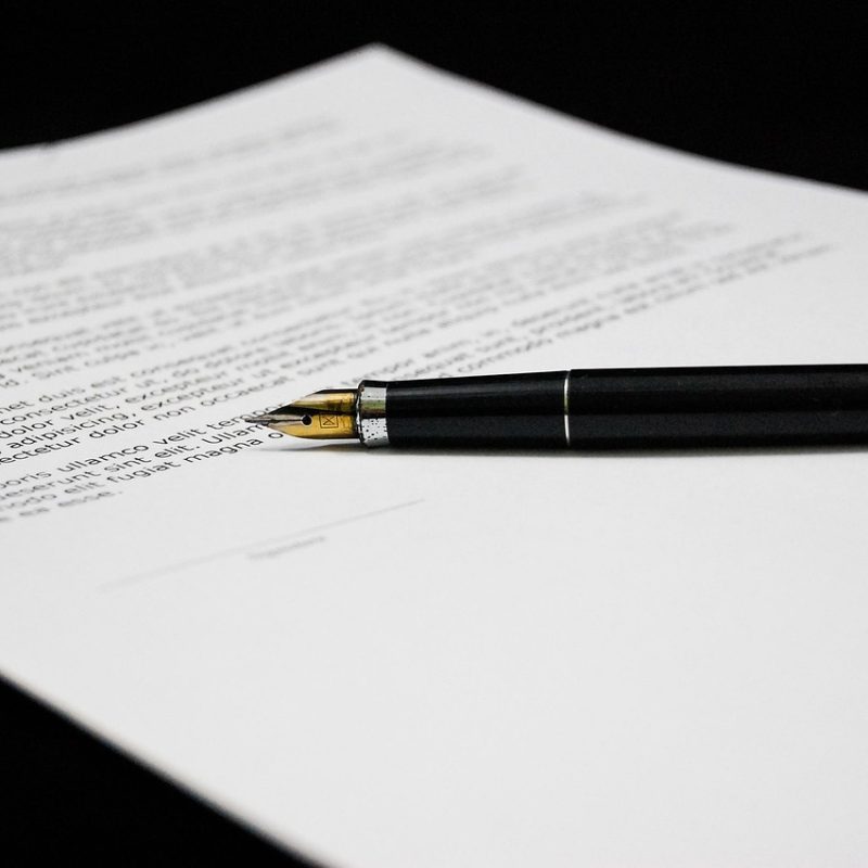Ondernemer die financiële documenten en administratie doorneemt aan een bureau