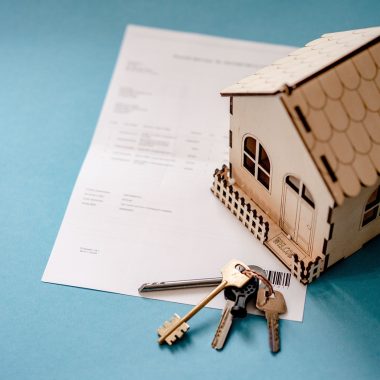 Persoon ondertekent hypotheekdocumenten aan een bureau