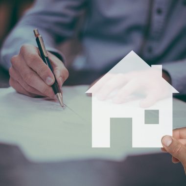 Persoon die leencontract ondertekent bij bank
