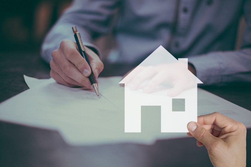 Persoon die leencontract ondertekent bij bank