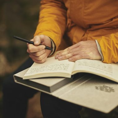 Persoon die zijn eerste loonstrook doorleest aan een bureau