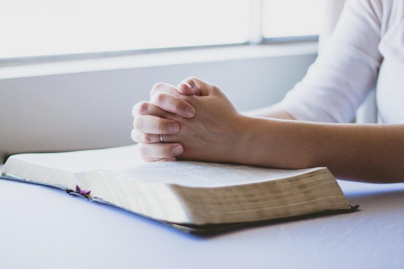 Persoon die een ontslagbrief leest aan een bureau en nadenkt over de financiële gevolgen