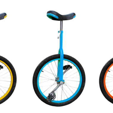 Een fatbike met brede banden geparkeerd buiten op een onverhard pad