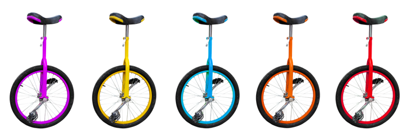 Een fatbike met brede banden geparkeerd buiten op een onverhard pad