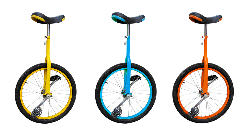 Een fatbike met brede banden geparkeerd buiten op een onverhard pad