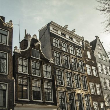 Nederlands gezin dat samen financiële documenten en een laptop bekijkt aan de keukentafel