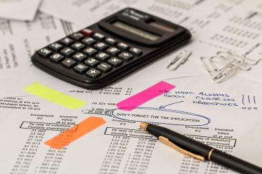 Loonstrook en belastingformulier op een bureau