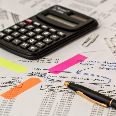 Loonstrook en belastingformulier op een bureau
