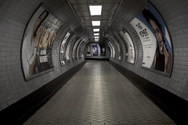 OV-chipkaart die wordt afgetapt bij een buspoortje