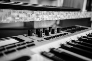Nederlandse muzikant werkt aan opnames in zijn thuisstudio