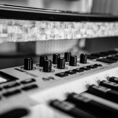 Nederlandse muzikant werkt aan opnames in zijn thuisstudio