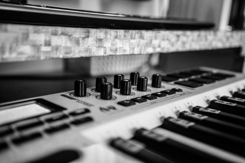 Nederlandse muzikant werkt aan opnames in zijn thuisstudio