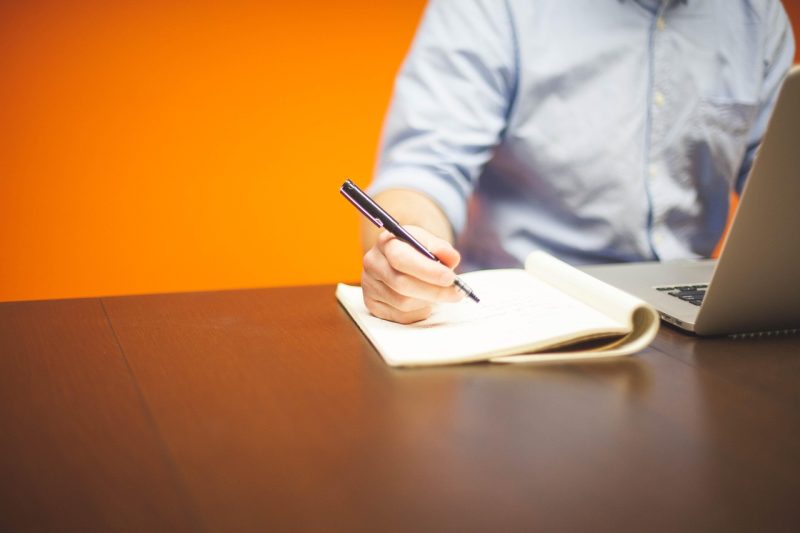 Zzp'er werkt aan een offerte op een laptop aan een bureau